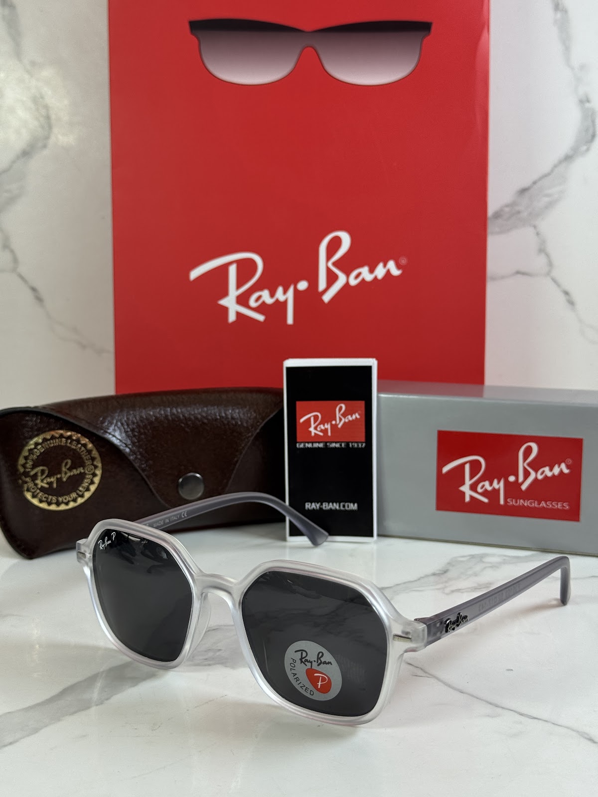 Lentes RAY-BAN — Ref. LF-L217-0318 con el packaging mostrado en la fotografía