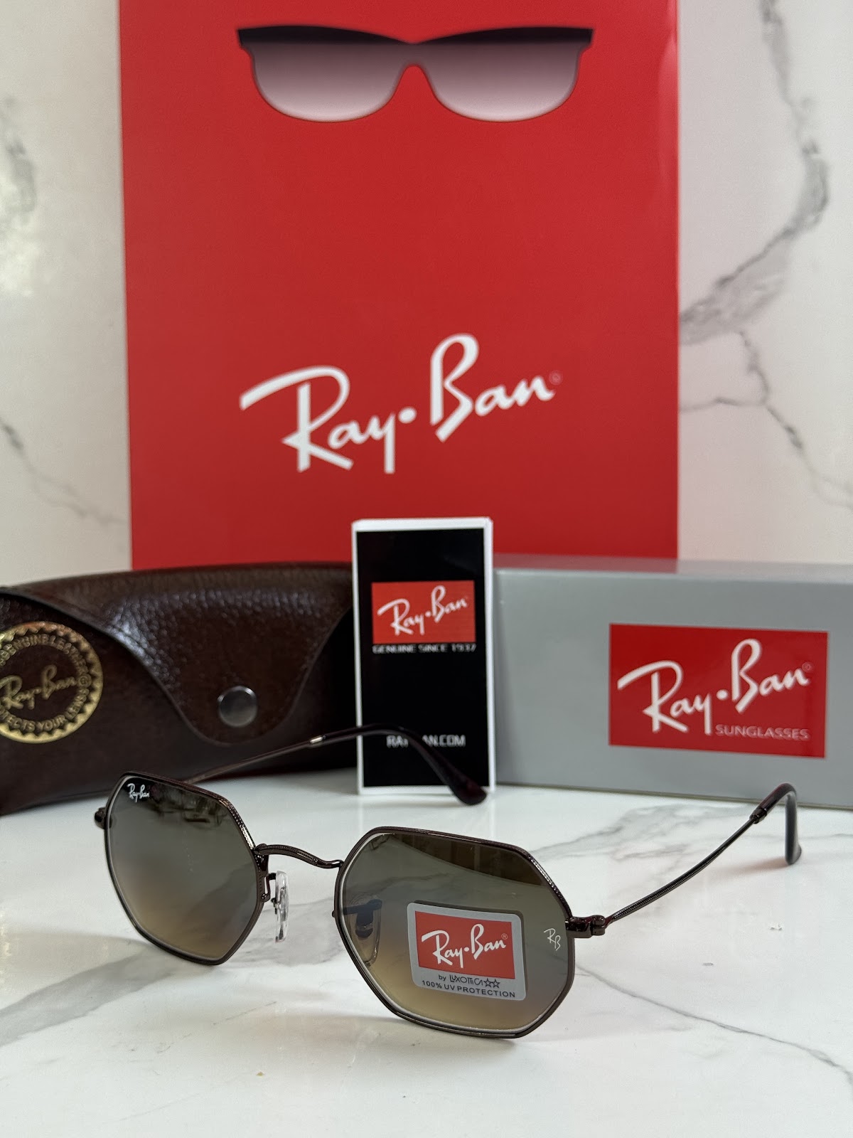 Lentes RAY-BAN — Ref. LF-L217-0360 con el packaging mostrado en la fotografía