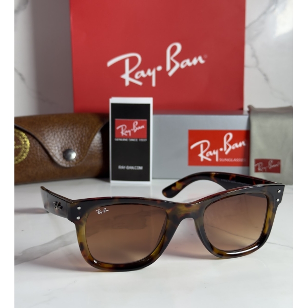 Lentes RAY-BAN — Ref. LF-L217-0555 con el packaging mostrado en la fotografía