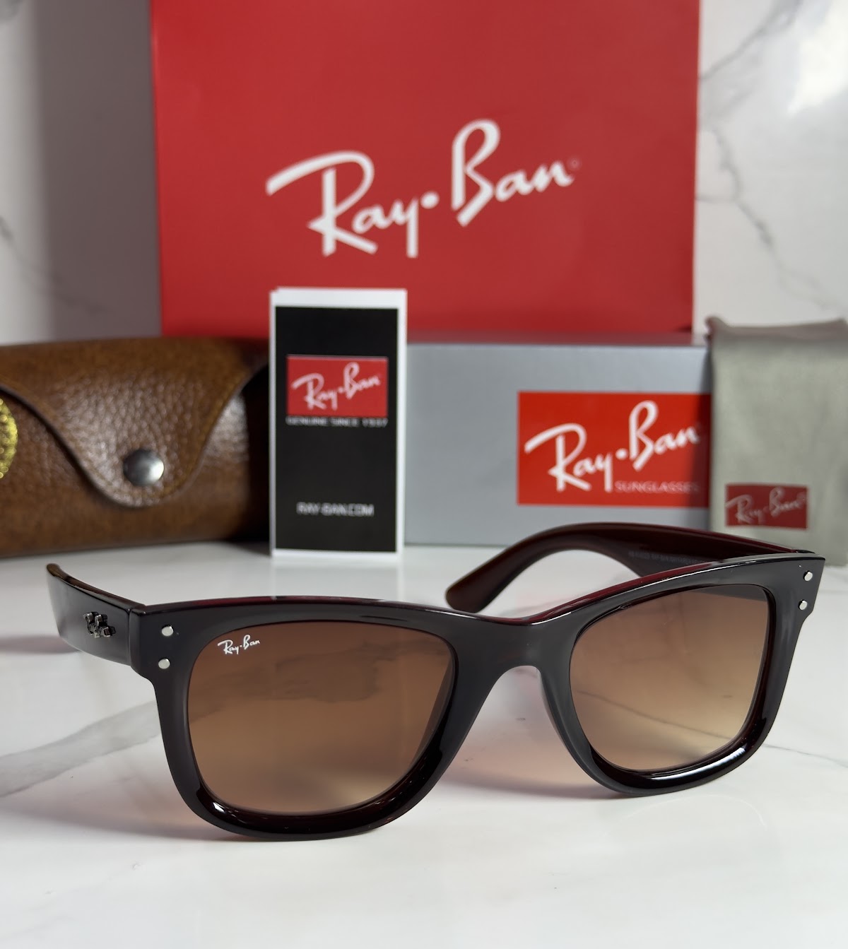 Lentes RAY-BAN — Ref. LF-L217-0556 con el packaging mostrado en la fotografía