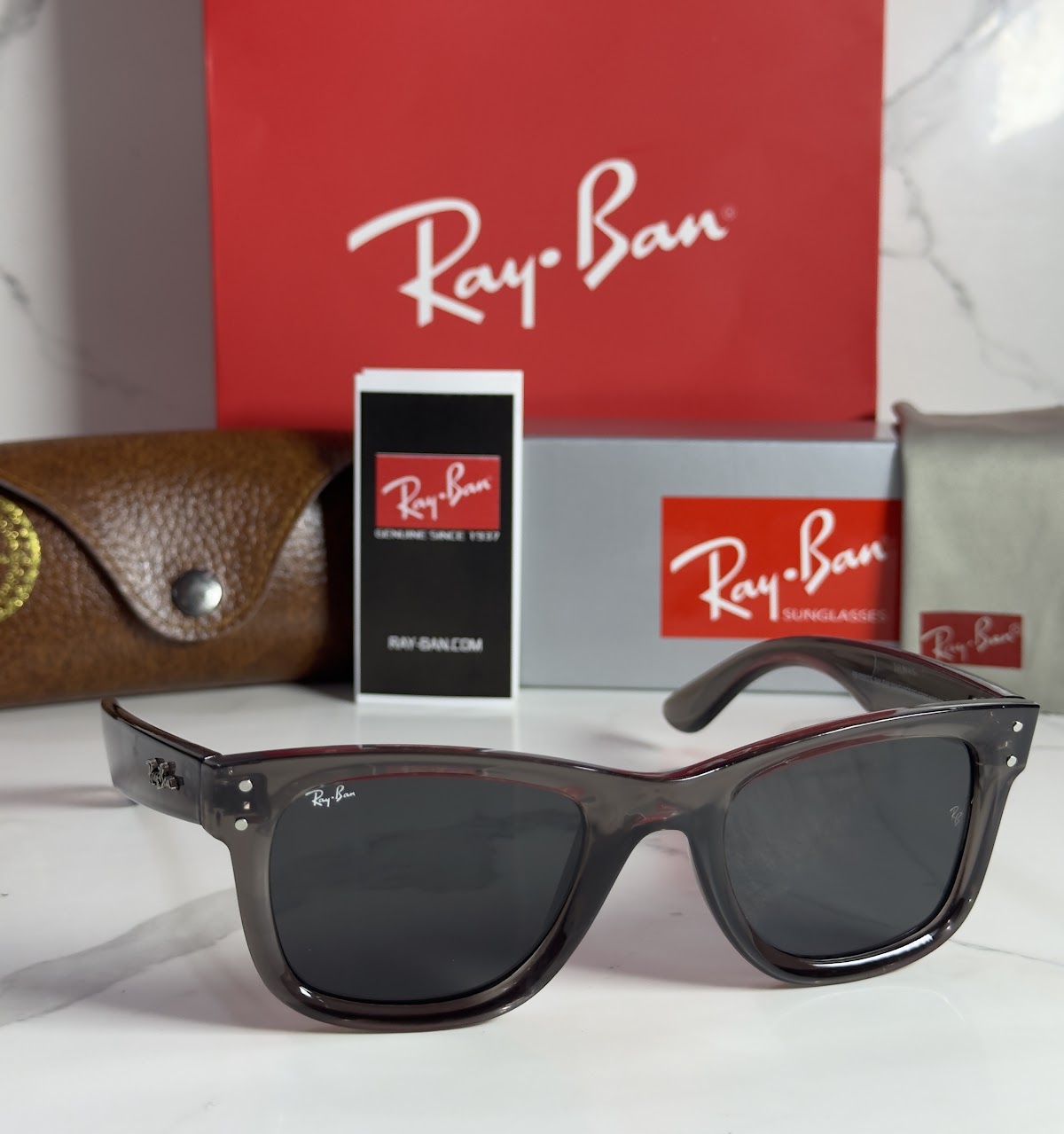 Lentes RAY-BAN — Ref. LF-L217-0557 con el packaging mostrado en la fotografía