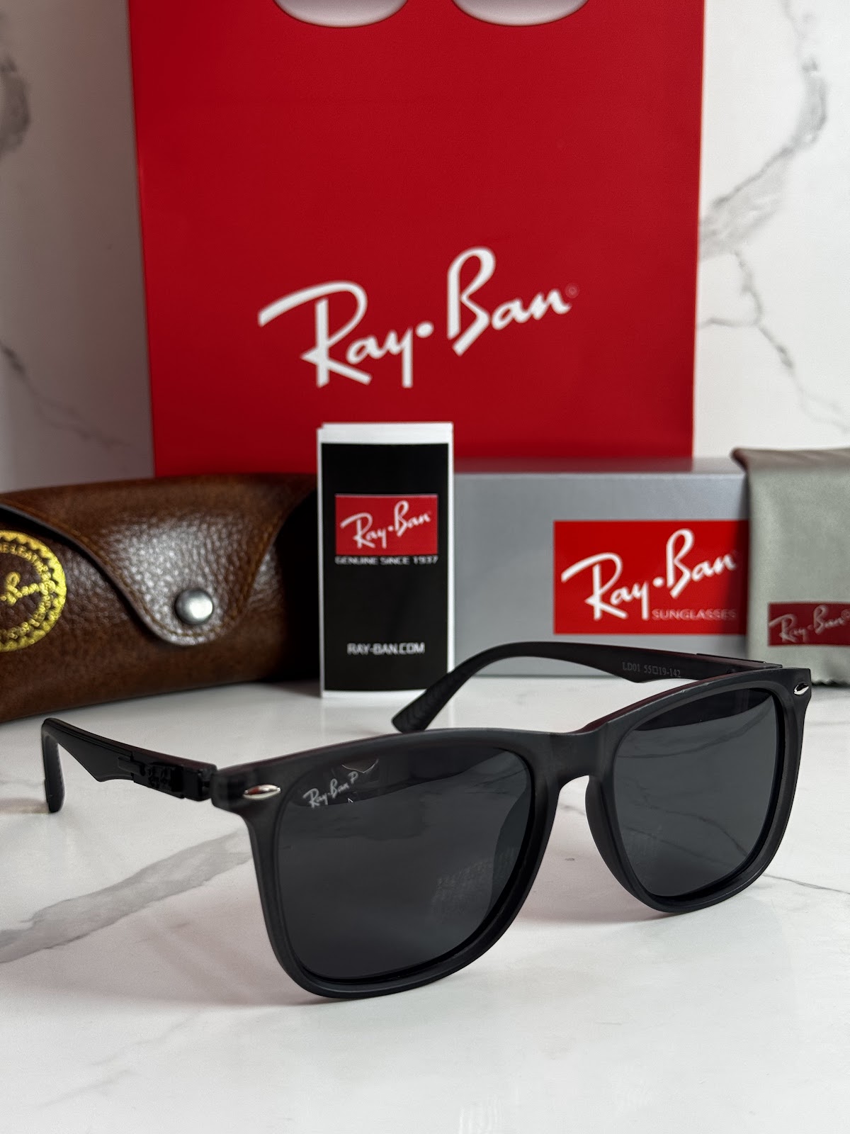 Lentes RAY-BAN — Ref. LF-L217-0570 con el packaging mostrado en la fotografía