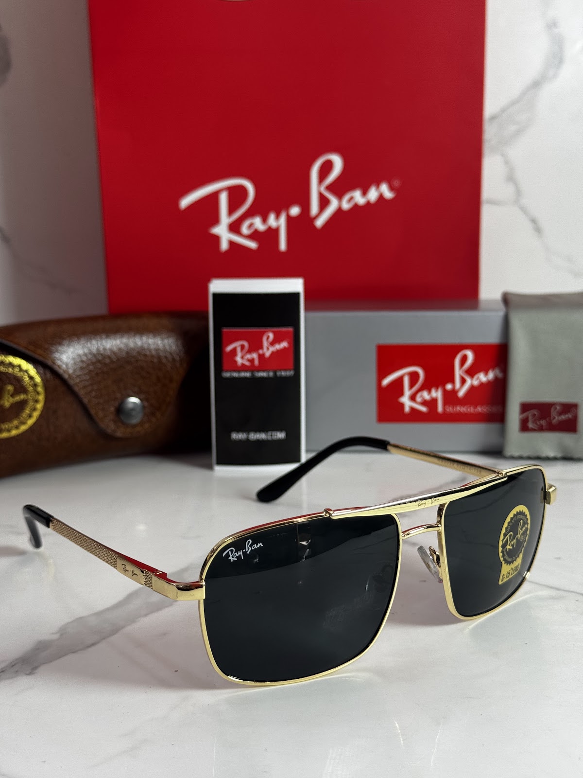 Lentes RAY-BAN — Ref. LF-L217-0573 con el packaging mostrado en la fotografía