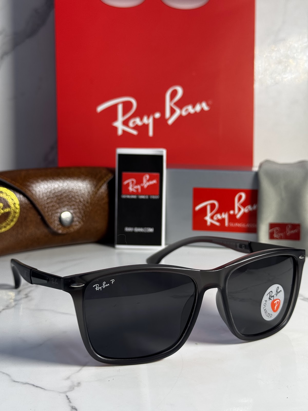 Lentes RAY-BAN — Ref. LF-L217-0617 con el packaging mostrado en la fotografía