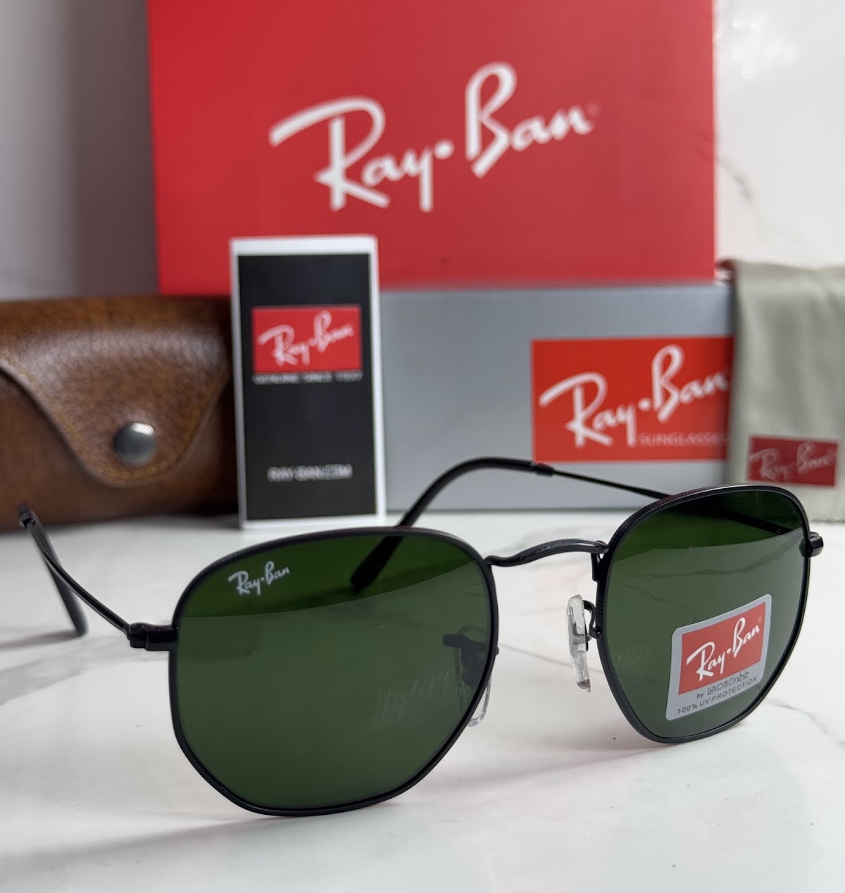 Lentes RAY-BAN — Ref. LF-L217-0630 con el packaging mostrado en la fotografía