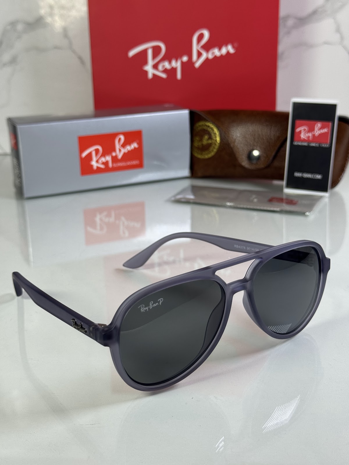 Lentes RAY-BAN — Ref. LF-L217-0647 con el packaging mostrado en la fotografía