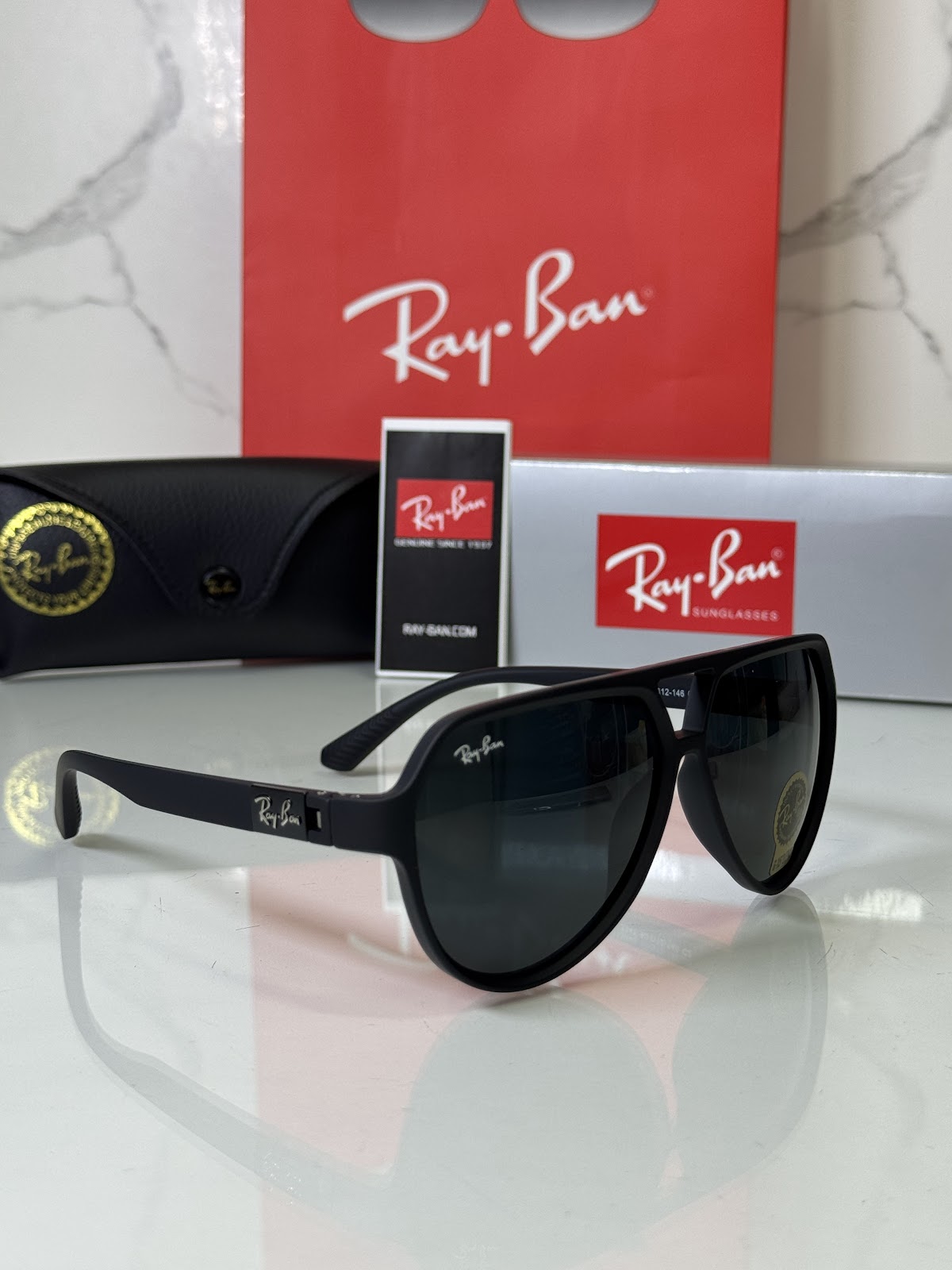 Lentes RAY-BAN — Ref. LF-L217-0654 con el packaging mostrado en la fotografía