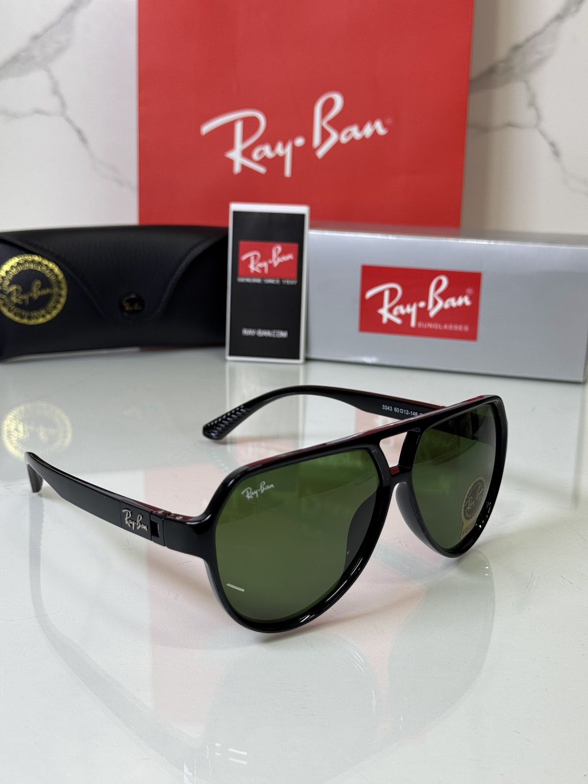 Lentes RAY-BAN — Ref. LF-L217-0657 con el packaging mostrado en la fotografía