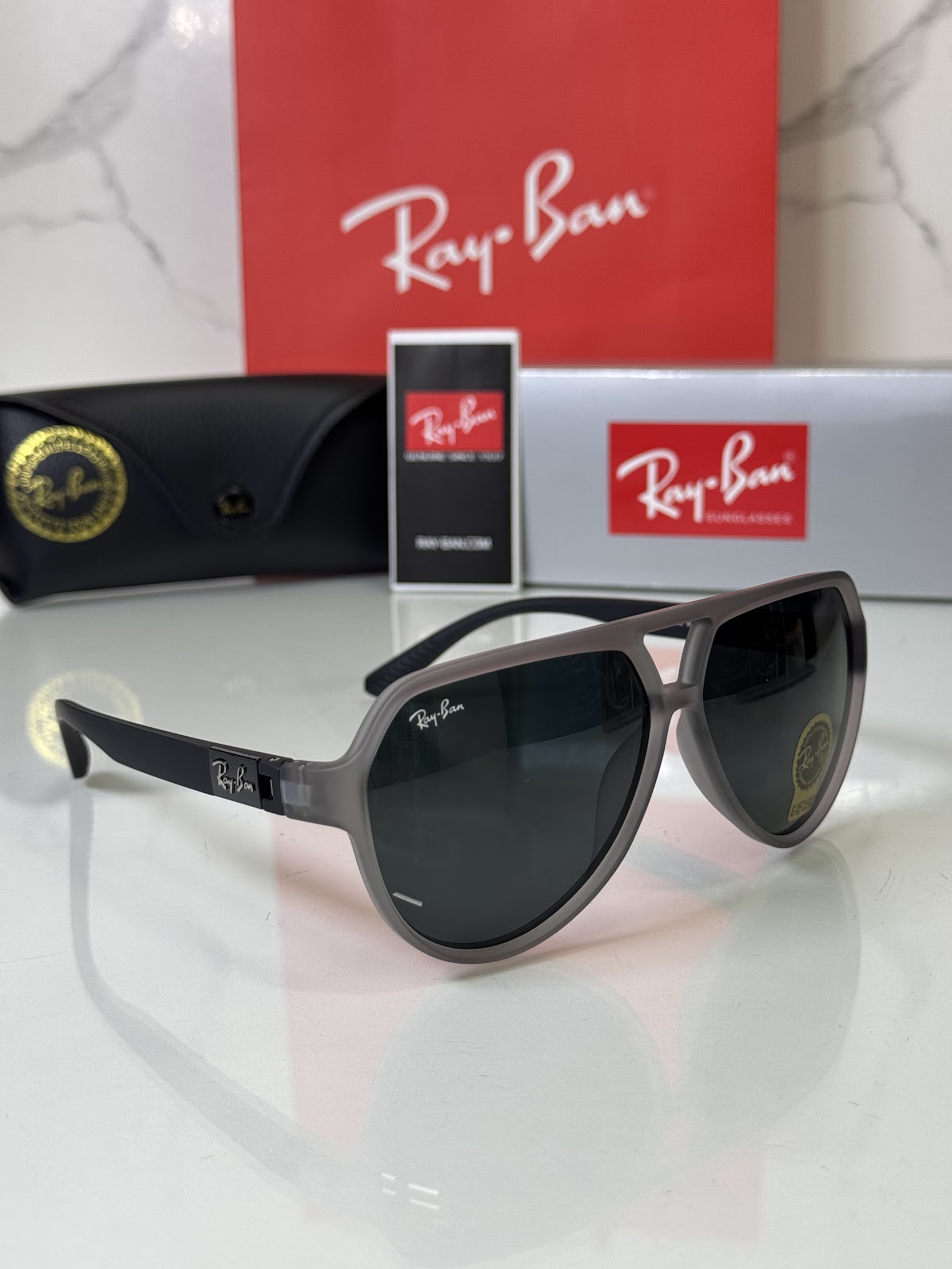 Lentes RAY-BAN — Ref. LF-L217-0658 con el packaging mostrado en la fotografía