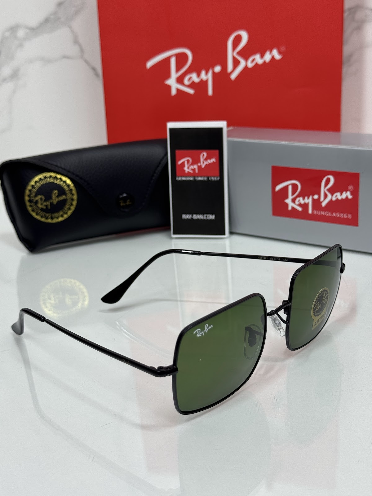 Lentes RAY-BAN — Ref. LF-L217-0666 con el packaging mostrado en la fotografía