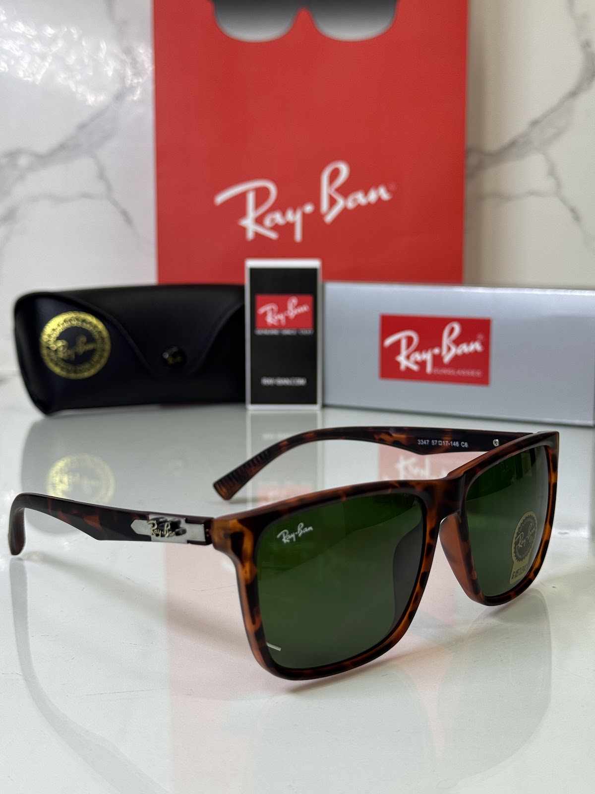 Lentes RAY-BAN — Ref. LF-L217-0695 con el packaging mostrado en la fotografía