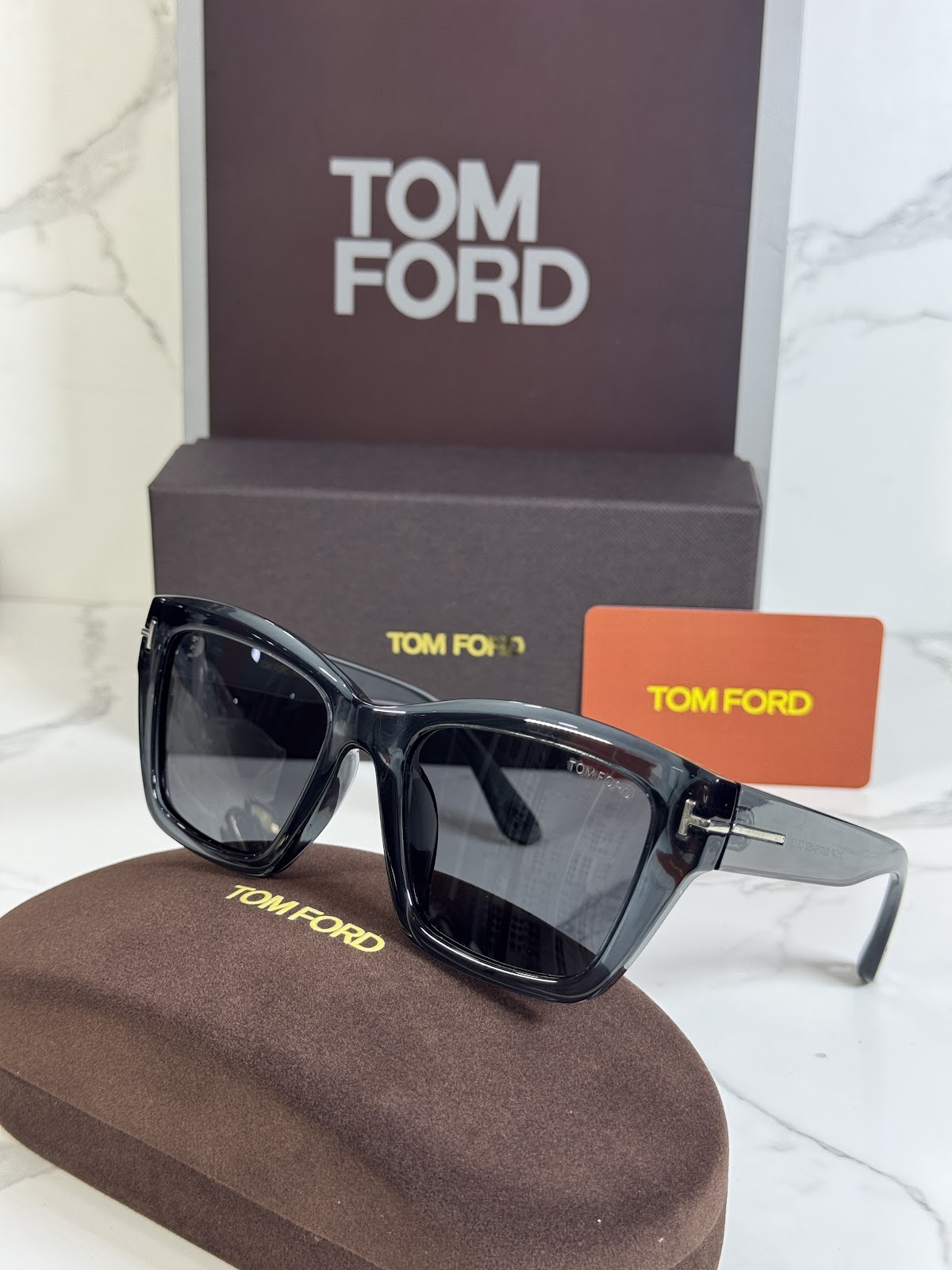 Lentes TOM FORD — Ref. LF-L220-0005 con el packaging mostrado en la fotografía