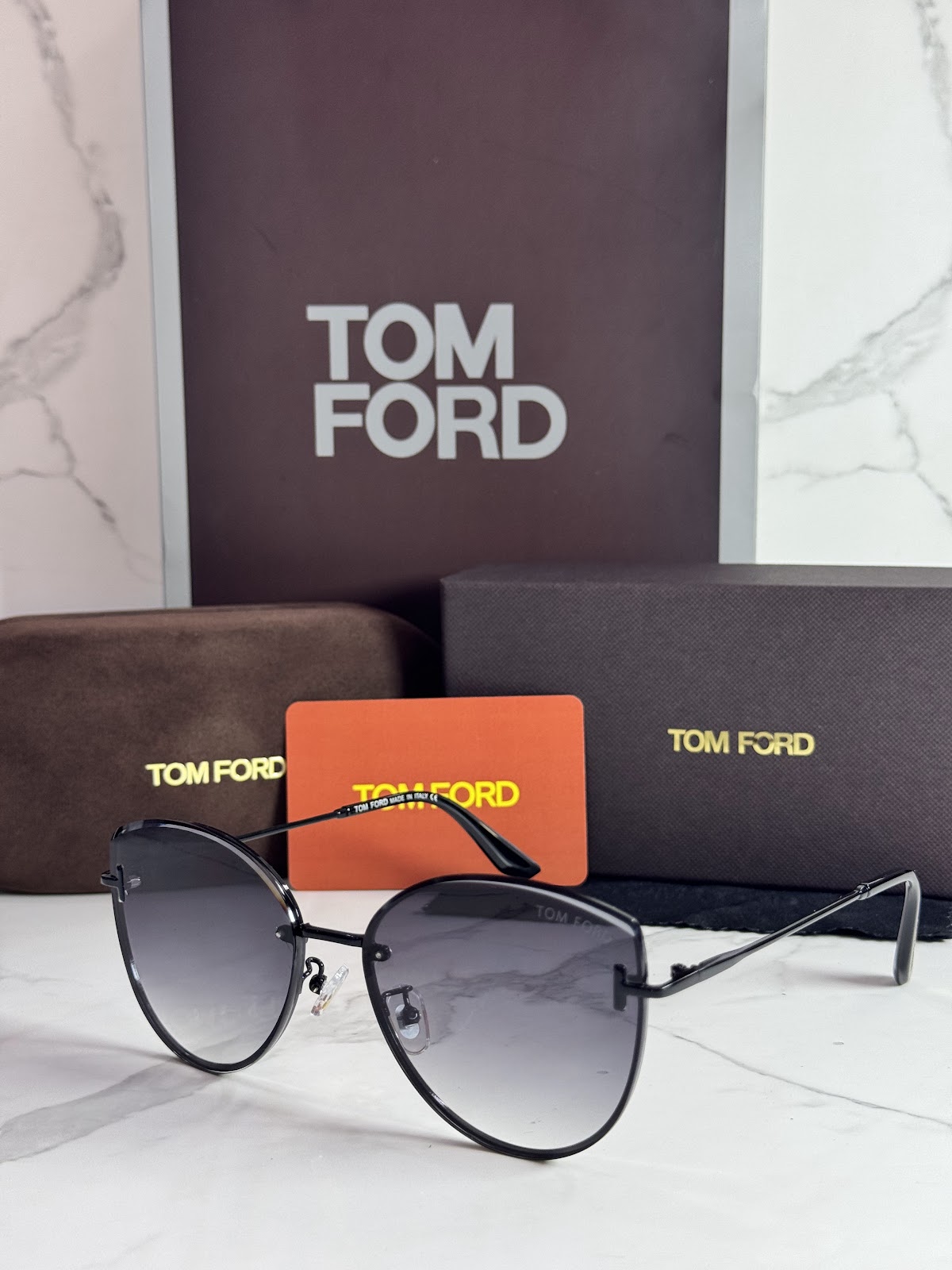 Lentes TOM FORD — Ref. LF-L220-0014 con el packaging mostrado en la fotografía