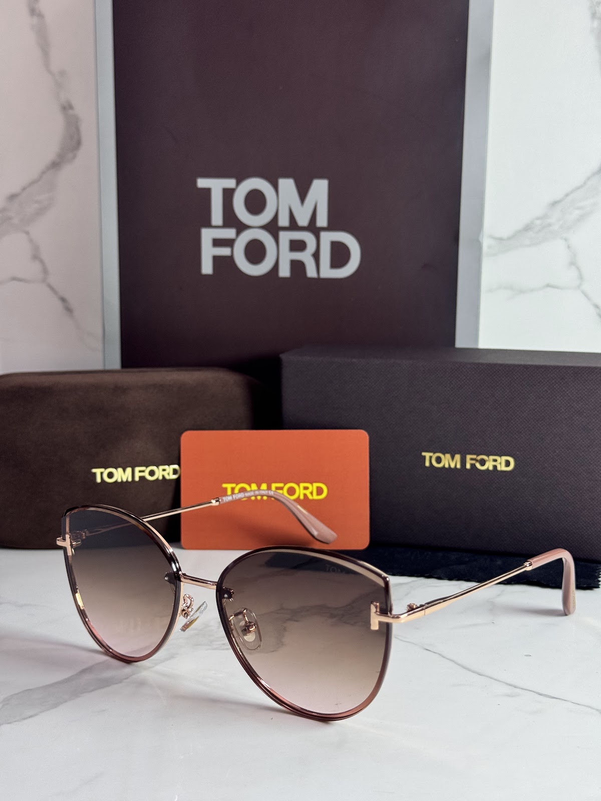 Lentes TOM FORD — Ref. LF-L220-0016 con el packaging mostrado en la fotografía