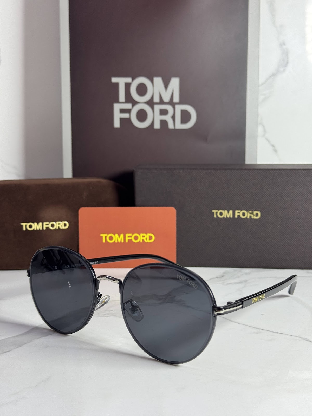 Lentes TOM FORD — Ref. LF-L220-0020 con el packaging mostrado en la fotografía