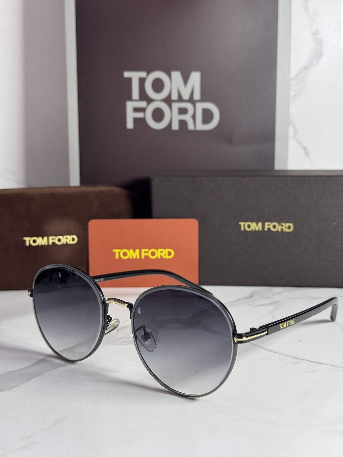Lentes TOM FORD — Ref. LF-L220-0023 con el packaging mostrado en la fotografía