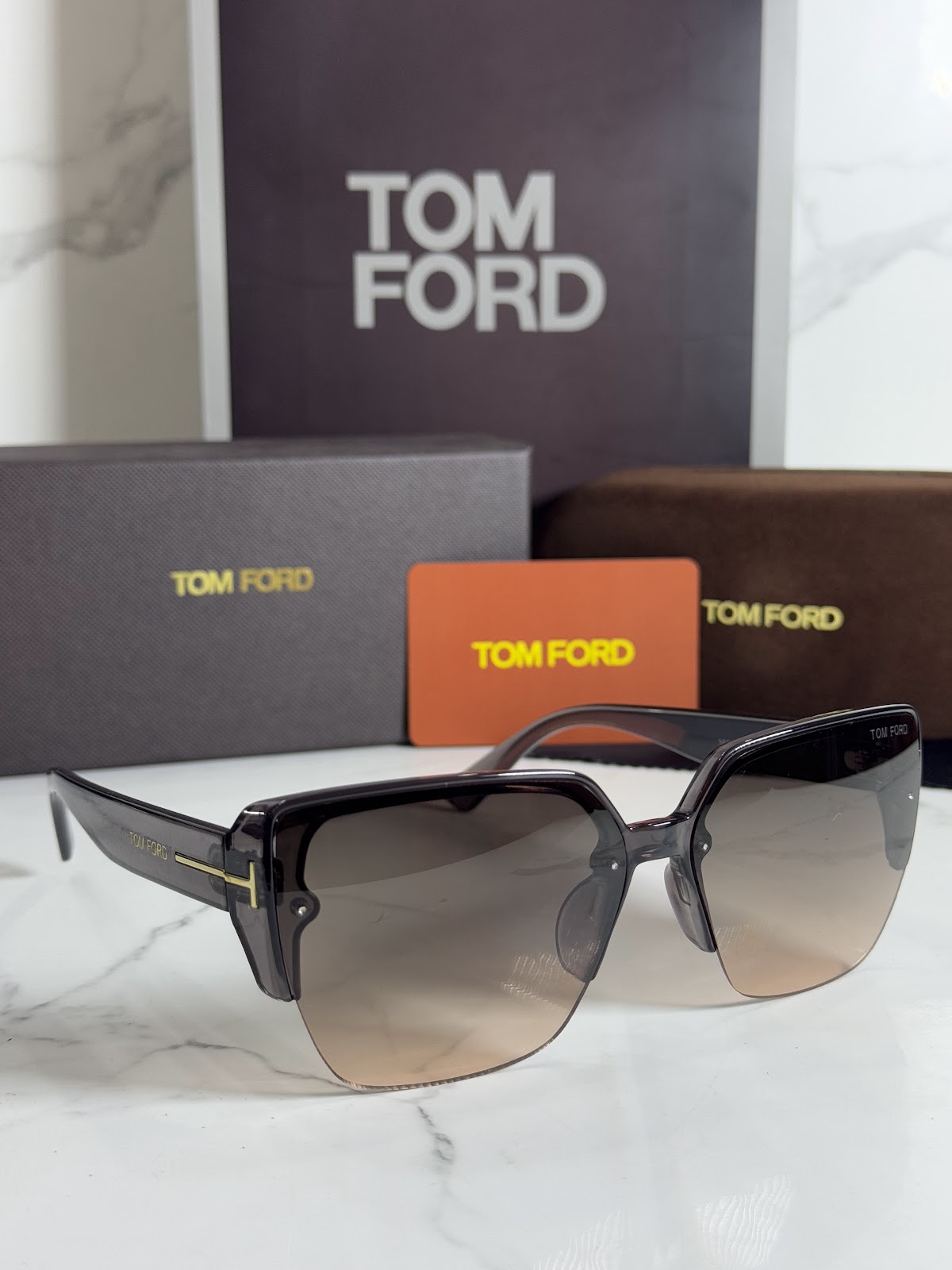 Lentes TOM FORD — Ref. LF-L220-0027 con el packaging mostrado en la fotografía