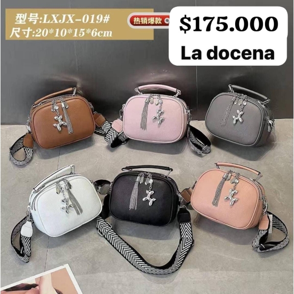 Cartera estructurada con dije de perrito LXJX-019